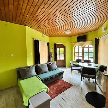 Piedone Apartman Apartment